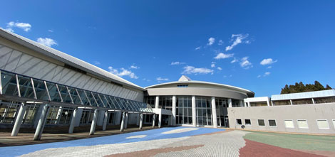 アリーナ、プール、グラウンド、テニスコートを備える総合体育館