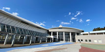 アリーナ、プール、グラウンド、テニスコートを備える総合体育館